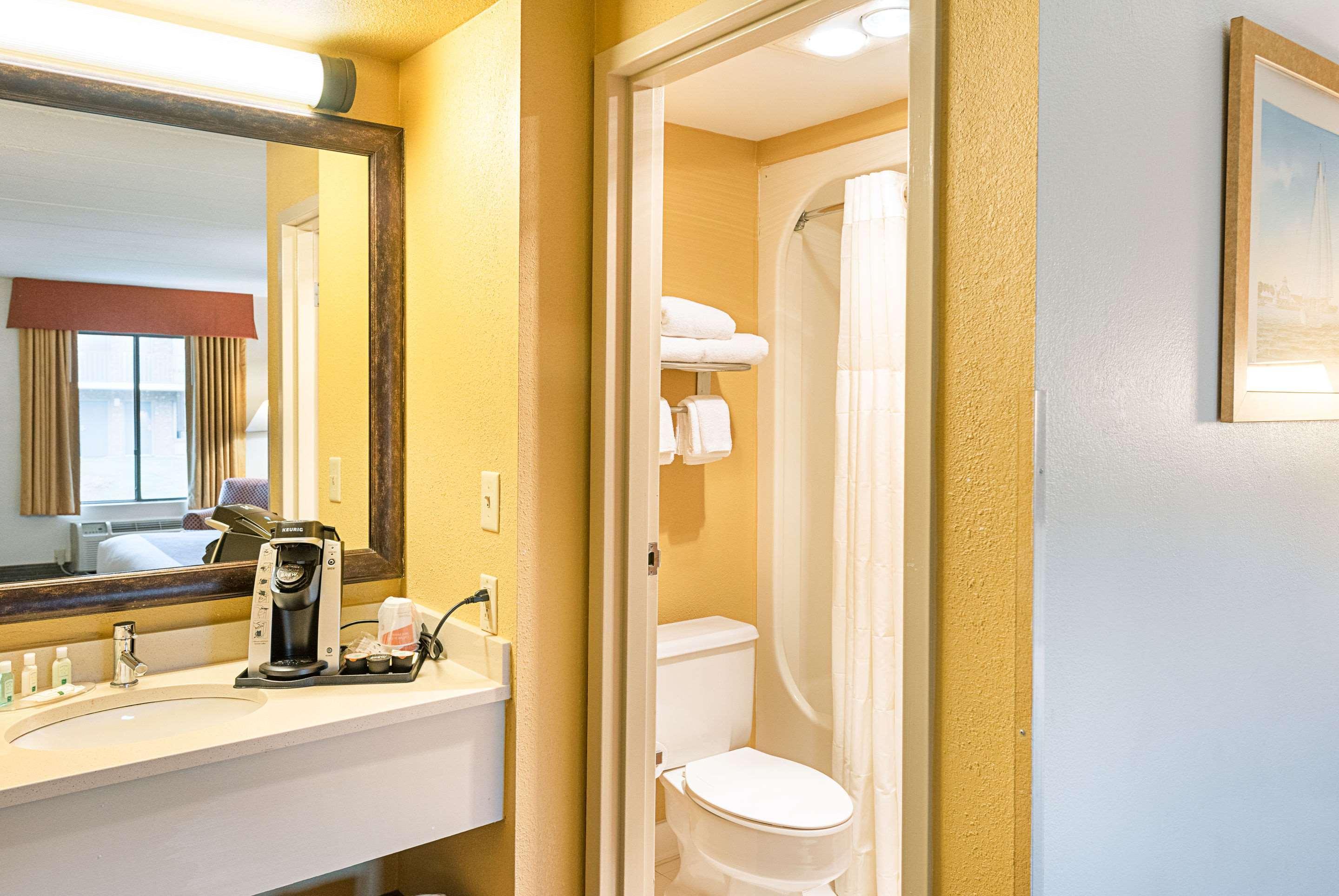 Quality Inn Істон Екстер'єр фото